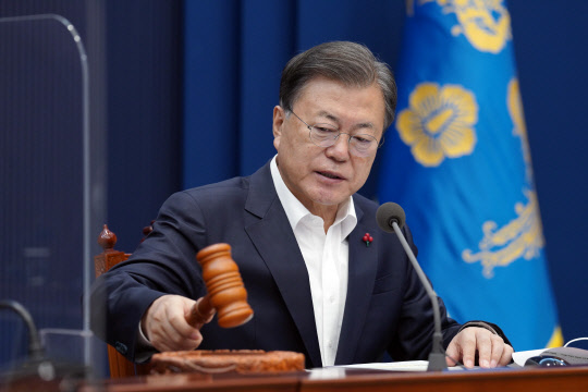 21일 문재인 대통령이 청와대 여민관에서 영상국무회의를 주재하고 있다. 연합뉴스.